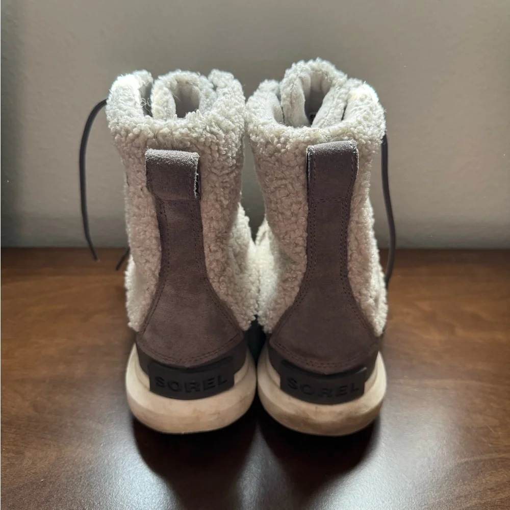 Sorel Gray and White Fleece-Lined Boots - Picture 4 of 7